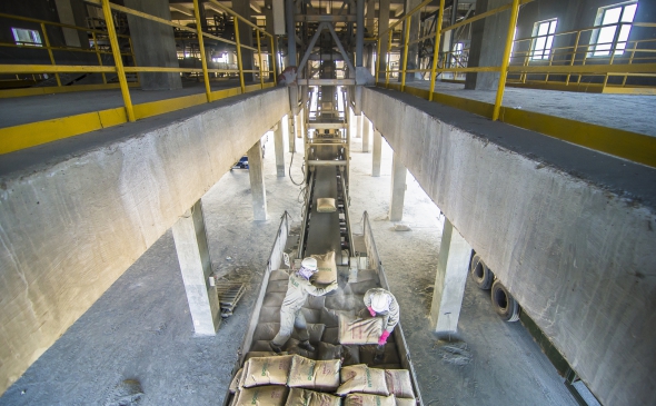 Đóng bao và xuất xi măng