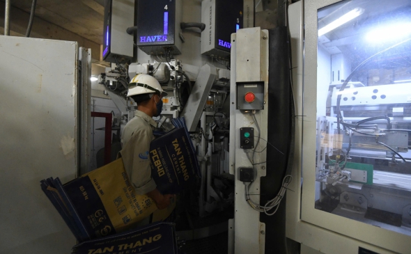 Đóng bao và xuất xi măng